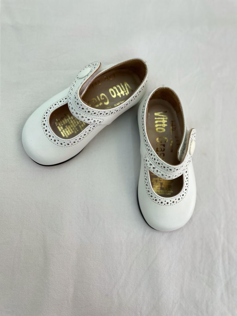 Zapato blanco con broche