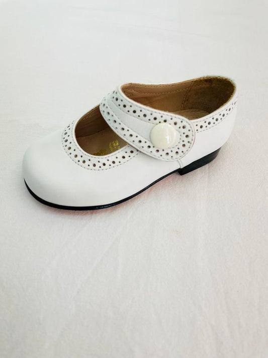 Zapato blanco con broche
