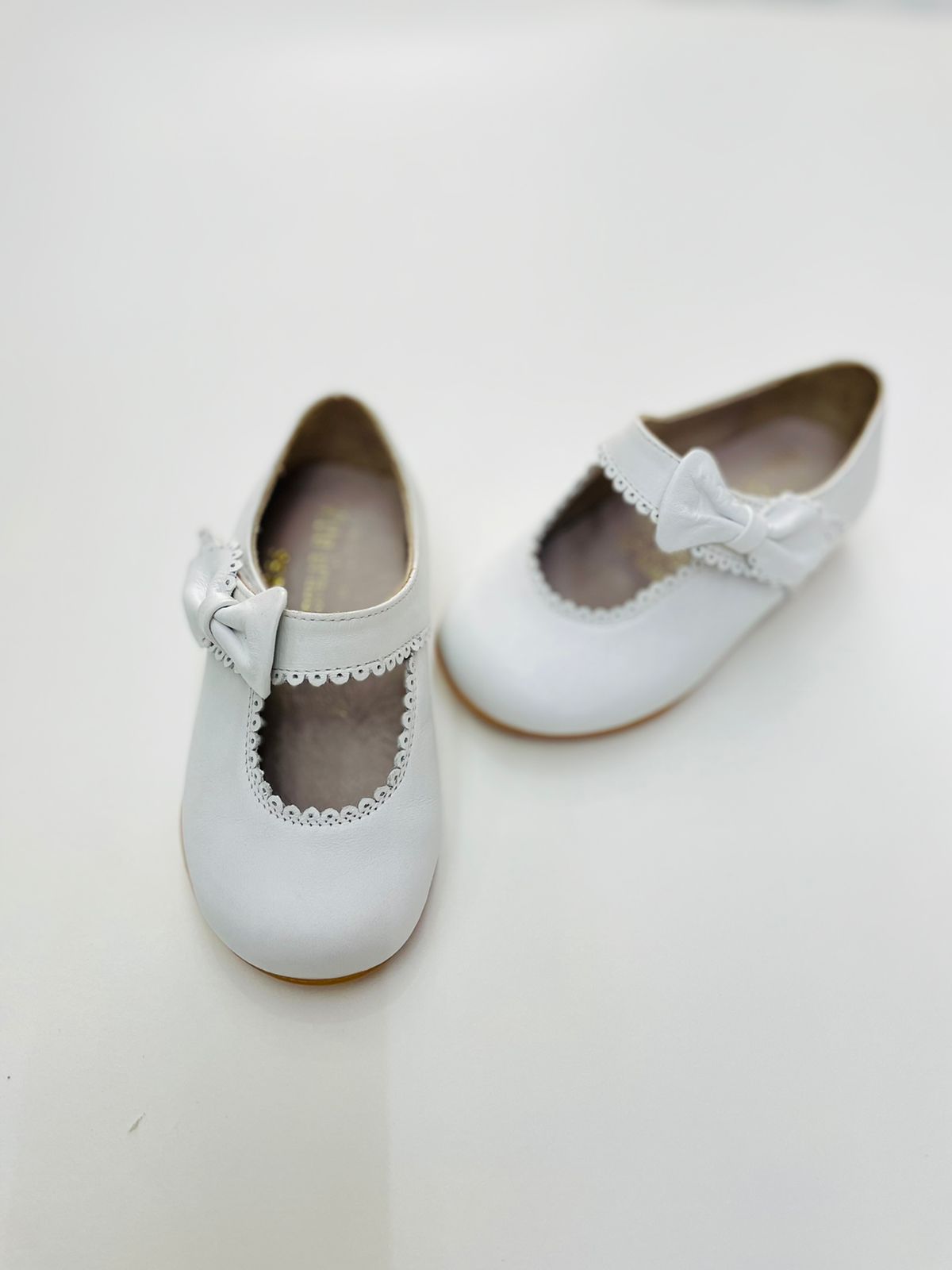 Zapato de niña con moño